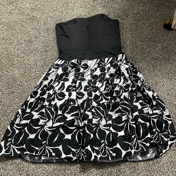 White House Black Market black and white floral strapless corset dress 4 - Picture 8 of 8